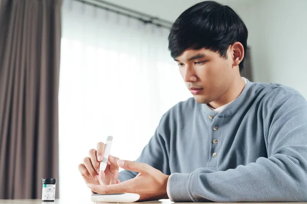 Ázsiai Férfi Használ Lándzsát Ujját Hogy Ellenőrizze Vércukorszintet Glükózmérő Egészségügyi — Stock Fotó