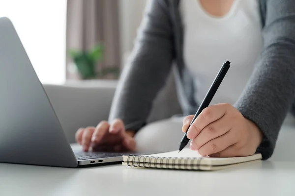 Жінка Використовує Ноутбук Пише Блокноті Ручкою Працює Вдома Або Робочому — стокове фото