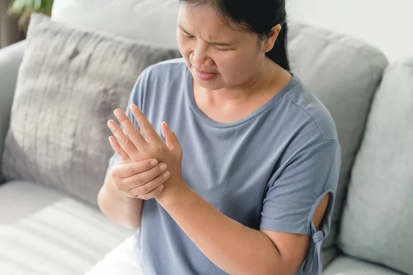 Een Close Vrouw Bank Houdt Haar Pols Vast Handblessure Pijn — Stockfoto