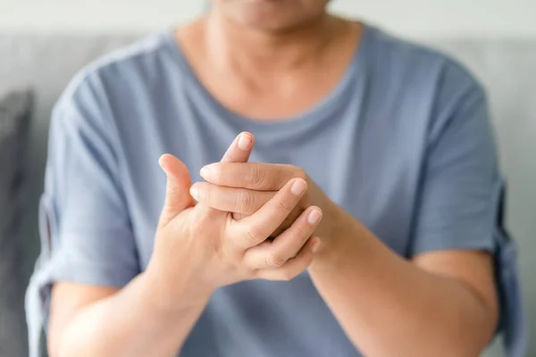Woman Suffering Hand Finger Joint Pain Rheumatoid Arthritis Carpal Tunnel — Zdjęcie stockowe