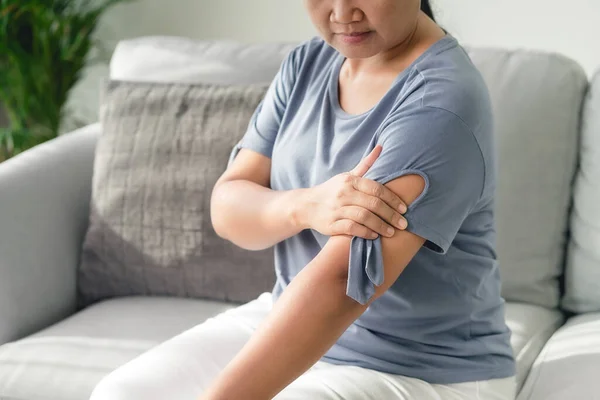 Armen Pijn Vrouw Die Lijdt Aan Het Pijnlijke Gevoel Armspieren — Stockfoto