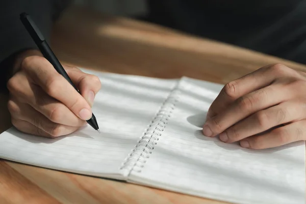 Close Jovem Mãos Pano Casuais Escrevendo Bloco Notas Notebook Usando — Fotografia de Stock
