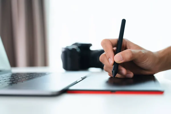 Grafisch Ontwerper Fotografe Gebruikt Pen Muistekening Retoucheren Een Tablet Bord — Stockfoto