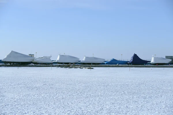 Inverno, a baía congelada com barcos — Fotografia de Stock