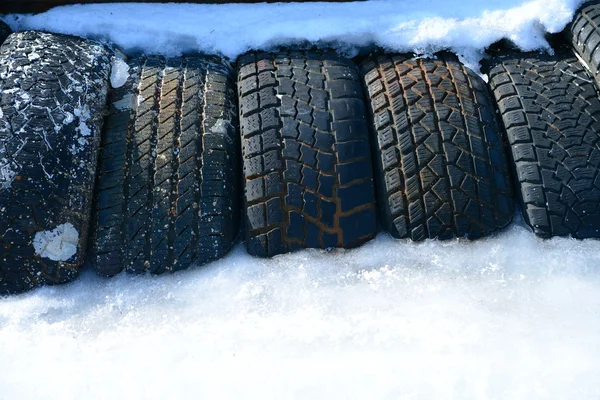 Neumático con hielo —  Fotos de Stock