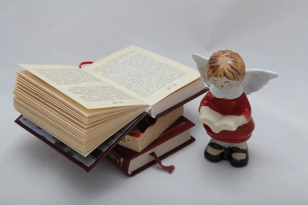 Anjo figurine livro livro aberto — Fotografia de Stock