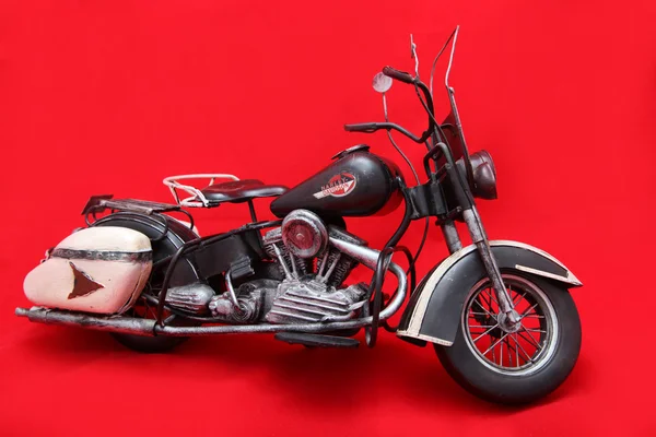 bir oyuncak motosiklet modelini