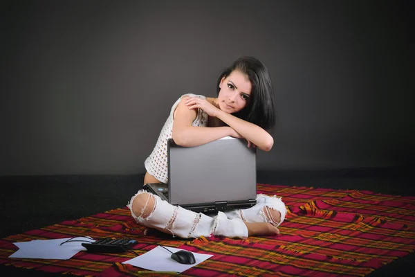 Chica con un ordenador —  Fotos de Stock