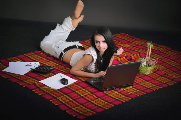 Dívka s počítačem — Stock fotografie