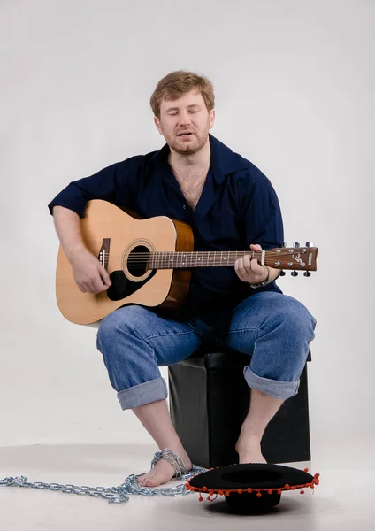 Singer with guitar — Stock Photo, Image