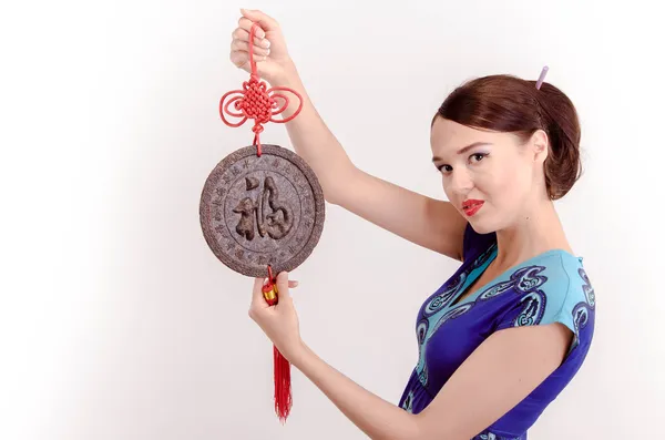 Kinesisk flicka med medaljong — Stockfoto