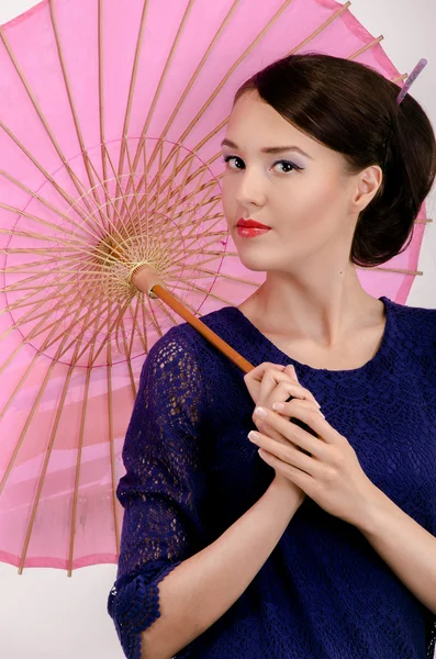 Menina japonesa com um guarda-chuva rosa — Fotografia de Stock