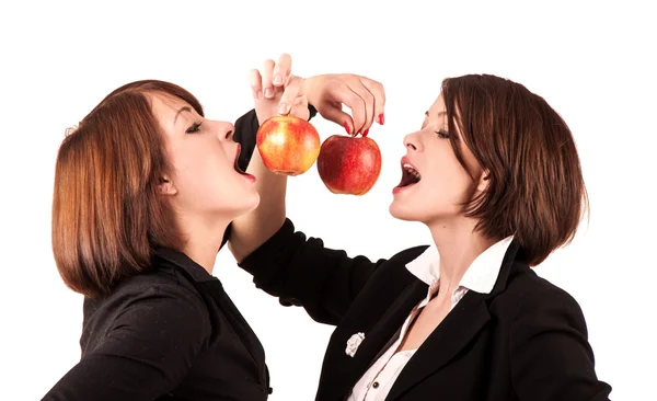 Δύο κορίτσια τρώνε μήλα — Φωτογραφία Αρχείου