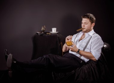 adam aittir ve bir puro içiyor