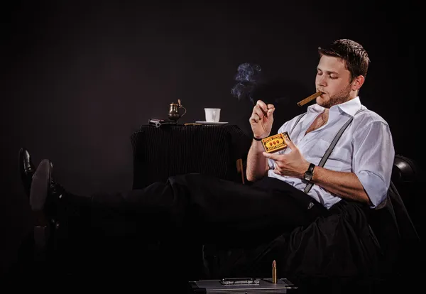 Man lights a cigar — Stock Photo, Image