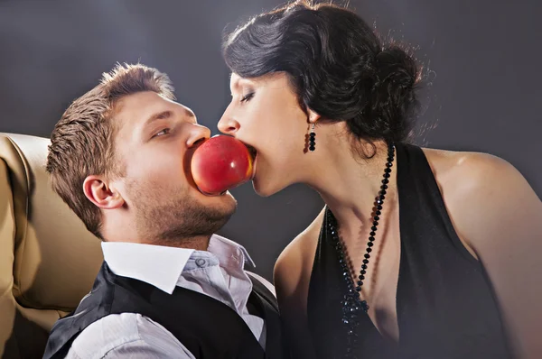 Menino e menina mordendo maçã — Fotografia de Stock