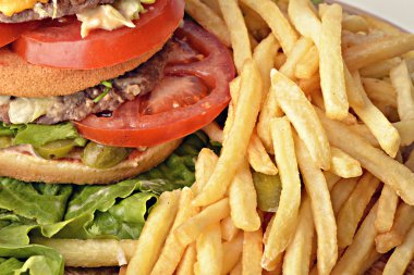 Burger ve patates kızartması