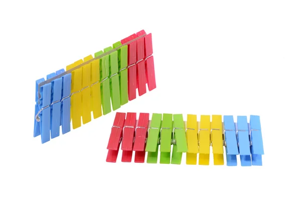 Dos filas de pinzas de plástico de colores — Foto de Stock