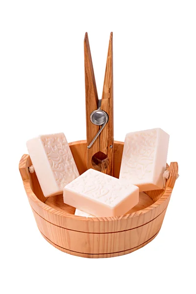 Fából készült ruhacsipesz és szappan egy kád mosó — Stock Fotó