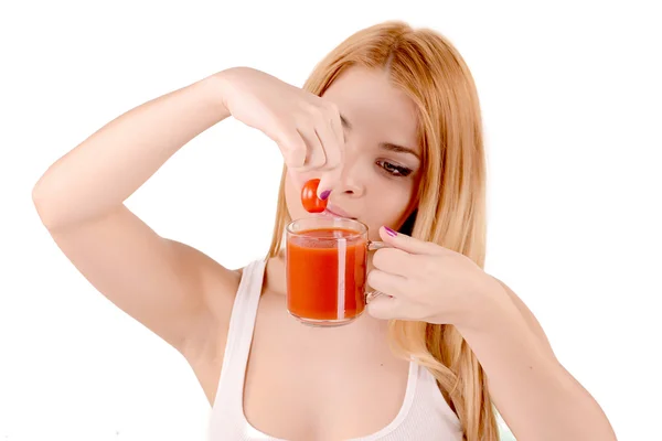 Девушка сжимает томатный сок — стоковое фото