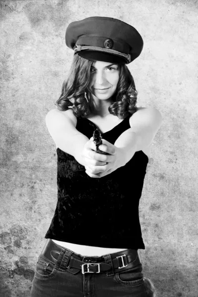 Girl in a police hat and with a gun — Stockfoto