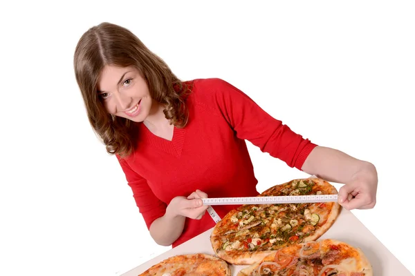 Girl measures the size of Pizzi — Stock Photo, Image