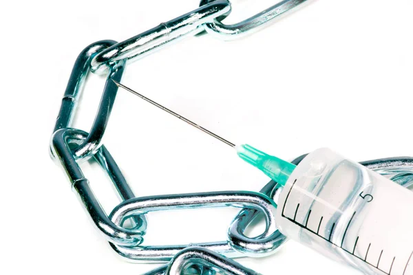 Medical syringe and iron chain — Stock Photo, Image