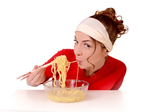 Tjej äter pasta — Stockfoto