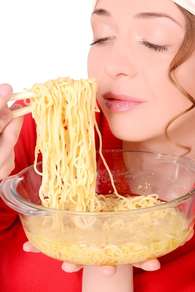 Flickan älskar spaghetti, nudlar — Stockfoto