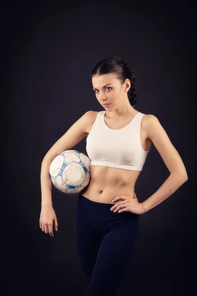 Mädchen hält einen Fußball in der Hand — Stockfoto