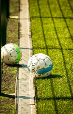 Futbol sahasındaki topları