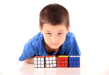 Çocuk bir Rubik küpü ile oynadı