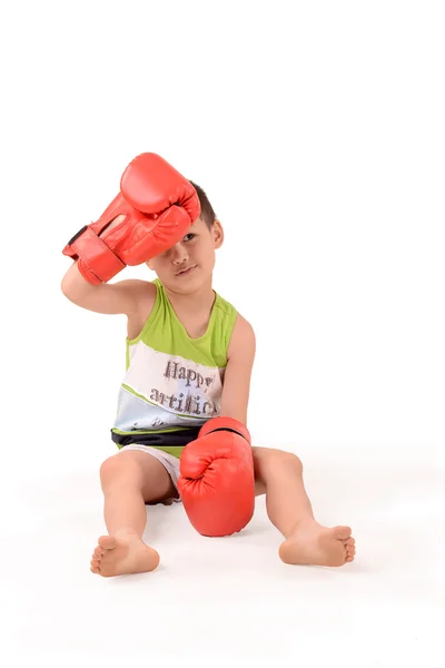 Jongen in bokshandschoenen moe — Stockfoto