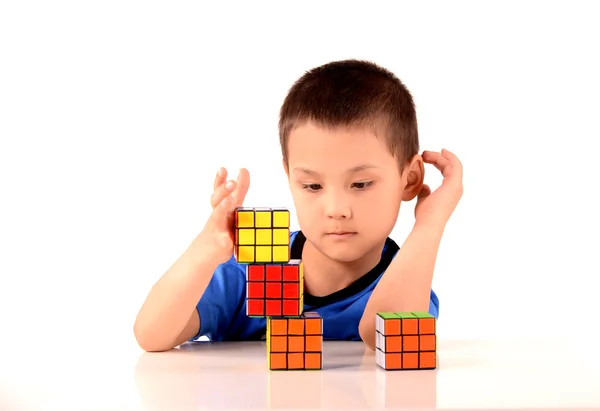 Çocuk bir Rubik küpü ile
