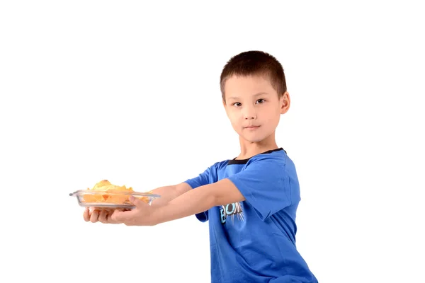Kind mit einem Teller Chips — Stockfoto