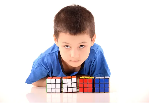 Kind spielte mit einem Rubik-Würfel — Stockfoto