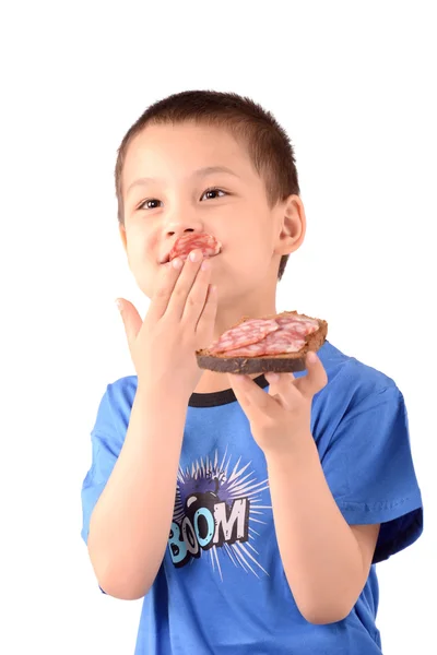 Мальчик ест сэндвич — стоковое фото