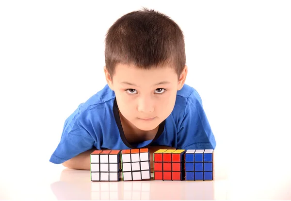 Bambino giocato con un cubo di Rubik Immagine Stock