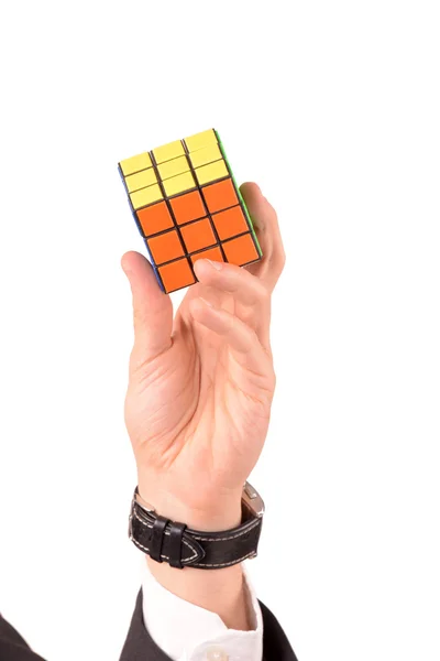 Bir Rubik küpü ile el — Stok fotoğraf