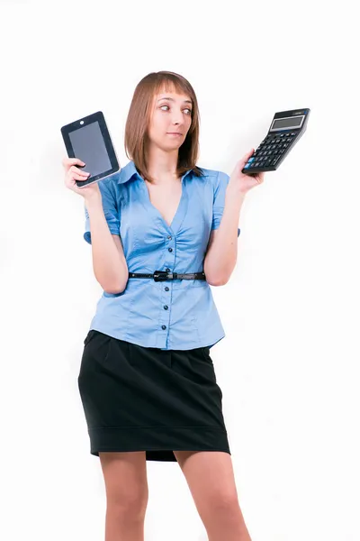 Bir tablet ve hesap makinesi ile kız — Stok fotoğraf