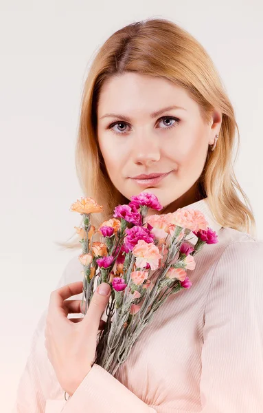 Lány egy csokor virággal — Stock Fotó