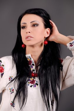 Beyaz bir gömlek giymiş kız