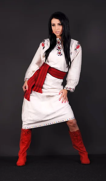 Chica vestida con una camisa blanca, cinturón rojo y botas rojas —  Fotos de Stock