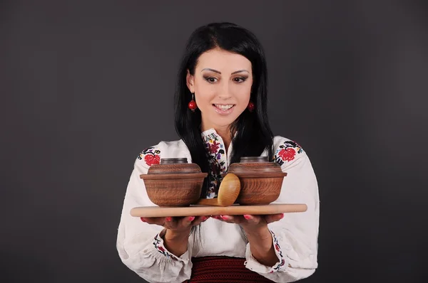 Chica vestida en estilo ucraniano y utensilios —  Fotos de Stock