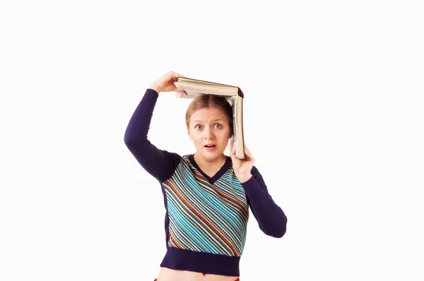 Mädchen mit aufgeschlagenem Buch auf dem Kopf — Stockfoto