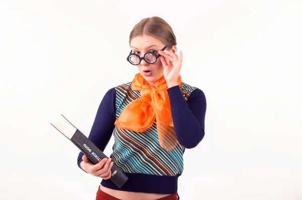 Descender una niña con gafas enciclopedia — Foto de Stock