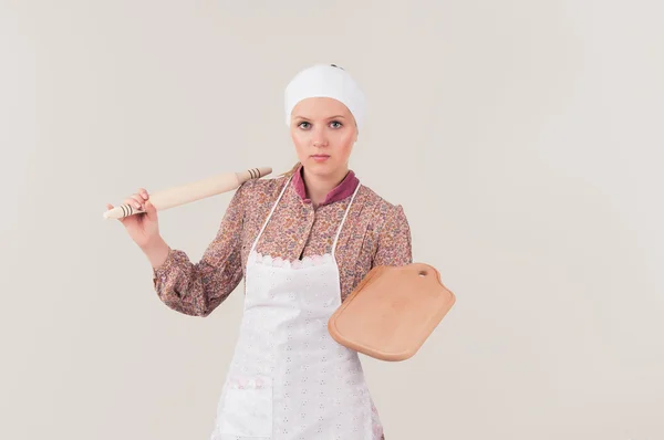 Hemmafru med en brödkavel och styrelsen — Stockfoto