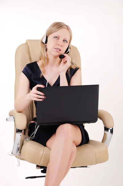 Ragazza con un computer portatile — Foto Stock