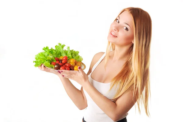 Fille avec une assiette de tomate fraîche et de laitue — Photo