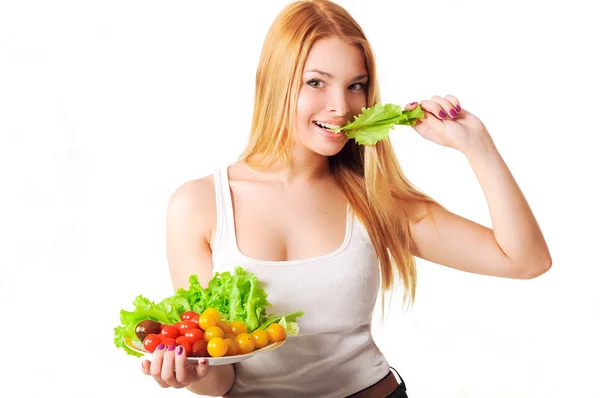Yeşil salata yiyen kız — Stok fotoğraf